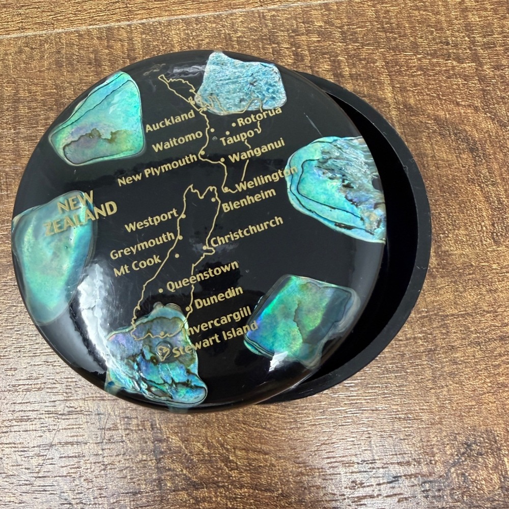 VTG Ariki New Zealand Paua Shell Trinket Box‎ Coastal Grandma Black Resin Map